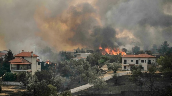 En Grecia persiste la ola de calor y siguen evacuando a más personas por los incendios forestales