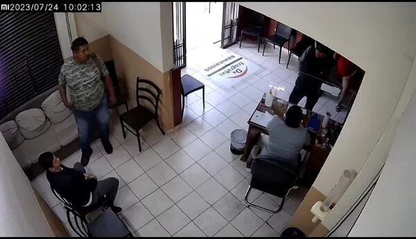 Video: así reaccionaron guardias a posible intento de rescate de un recluso - Policiales - ABC Color