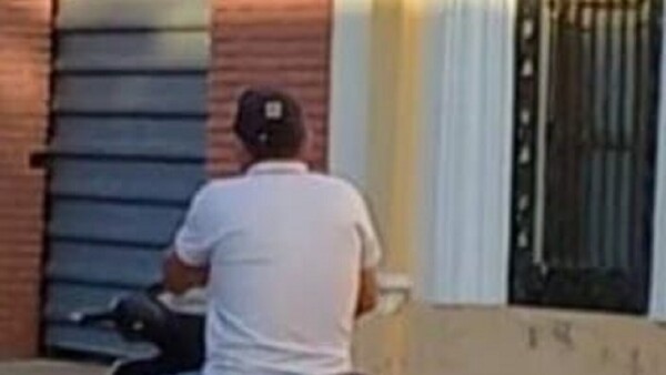 Motoca persiguió a una joven para mostrarle sus partes íntimas