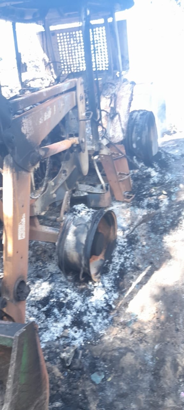 Disputa por supuesta tala de arboles derivó a quema de tractor