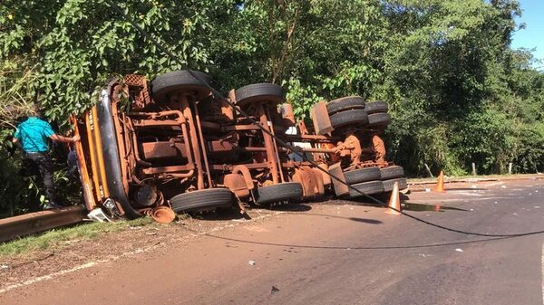 Vuelco de camión deja un lesionado en Hernandarias - ABC en el Este - ABC Color
