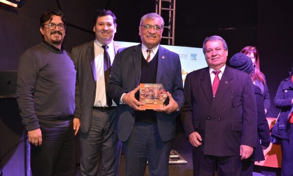 La UNE es premiada por su gran aporte a la investigación científica