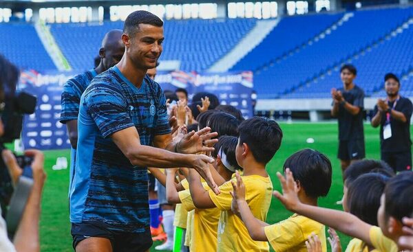 Versus / Cristiano Ronaldo compartió un "partidito" con niños en Japón
