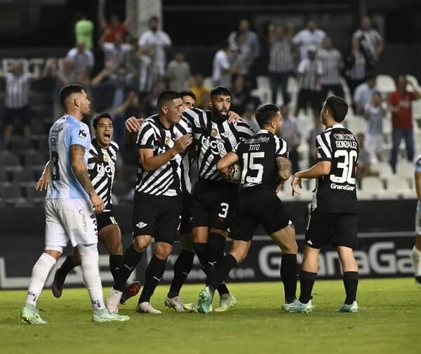 Libertad vs. Guaireña FC: Gran remontada del gumarelo en un partidazo - Fútbol - ABC Color