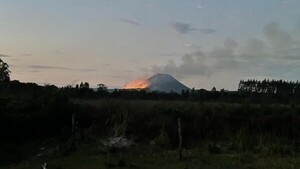 Incendio afecta al Cerro San José, en Ybycuí