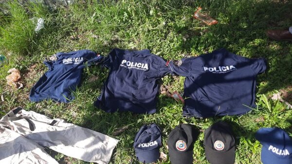 Hallan objetos policiales abandonados por piratas del asfalto en Presidente Franco