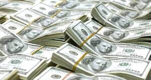 La Nación / El peso argentino se devalúa y se dispara el tipo de cambio informal