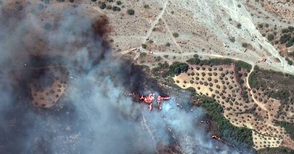 La Nación / Grecia combate los incendios y evacua a miles de turistas