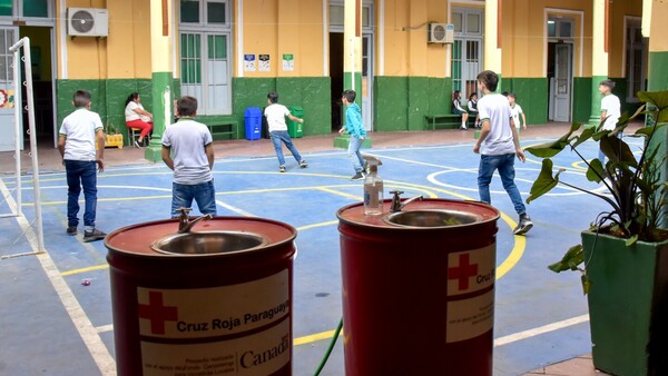 Volvió el bullicio a las escuelas y el caos en el tráfico