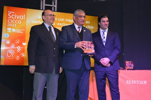 La UNE es premiada por su aporte a la investigación científica