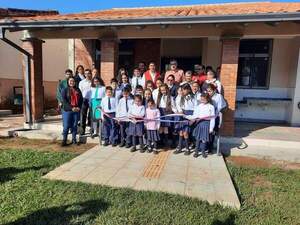 Inauguraron moderna aula escolar en el Colegio Nacional Doña Catalina Salinas de Cáceres.