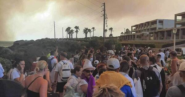 La Nación / Grecia realizó inédito rescate de 30.000 turistas en la isla de Rodas