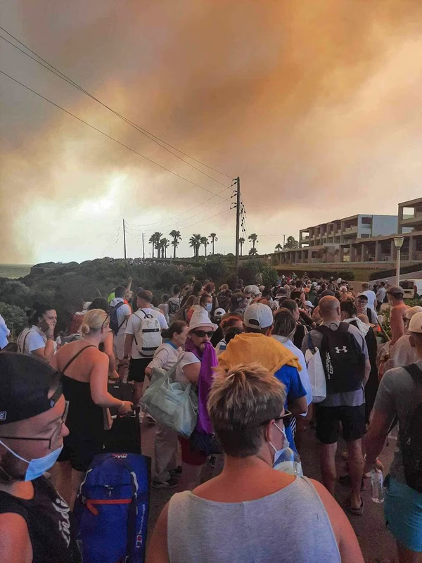 Grecia realizó inédito rescate de 30.000 turistas en la isla de Rodas