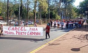En manifestación de ex obreros  municipales tratan de “ladrón al intendente Miguel Prieto