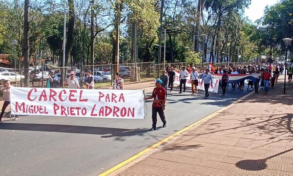 En manifestación de ex obreros municipales tratan de “ladrón al intendente Miguel Prieto