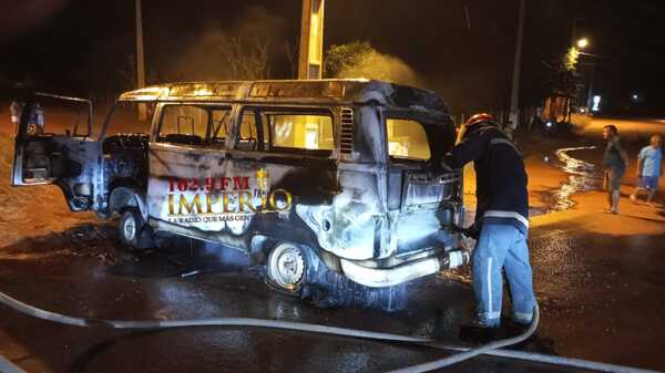 Furgoneta ardió en llamas sobre la ruta PY11 - Radio Imperio