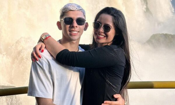 Julio Enciso mima a su novia desde la distancia