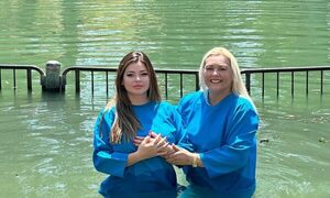 Reina de belleza se bautizó en el Río Jordán y pasó por el Mar Muerto