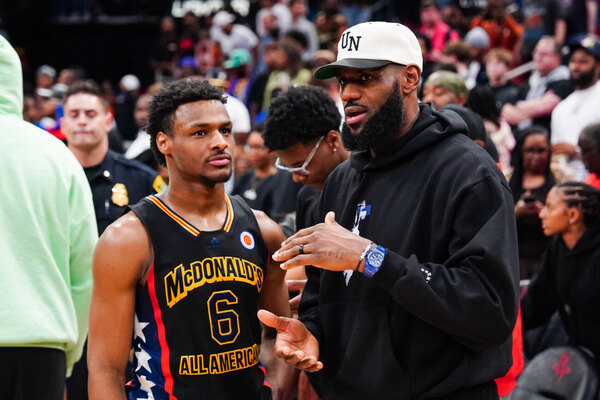 Versus / Hijo de LeBron James sufrió paro cardíaco en entrenamiento