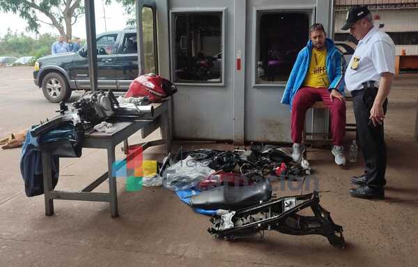 Insólito: Hombre pretendió ingresar partes de una moto en un bolso por el puente San Roque