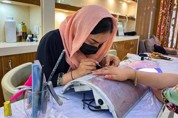 Entra en vigor en Afganistán cierre de salones de belleza ordenado por los talibanes - Mundo - ABC Color
