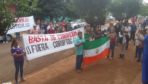 Manifestantes exigen renuncia de intendente de Tomás Romero Pereira