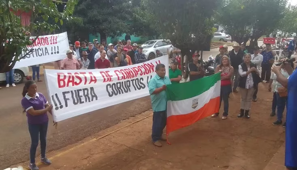 Manifestantes exigen renuncia de intendente de Tomás Romero Pereira