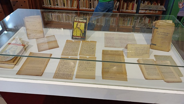 «Los libros perdidos de Roa Bastos» exhibe la biblioteca recuperada del autor - El Independiente
