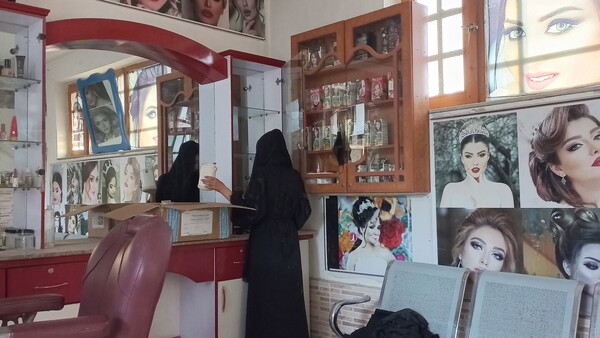 Los talibanes dejan sin trabajo a 60.000 afganas con el cierre de los salones de belleza