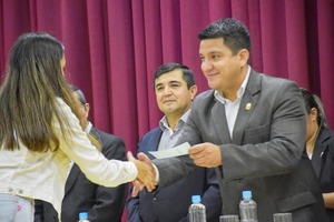 Estudiantes universitarios y instituciones reciben aporte económico de la Gobernación de Itapúa