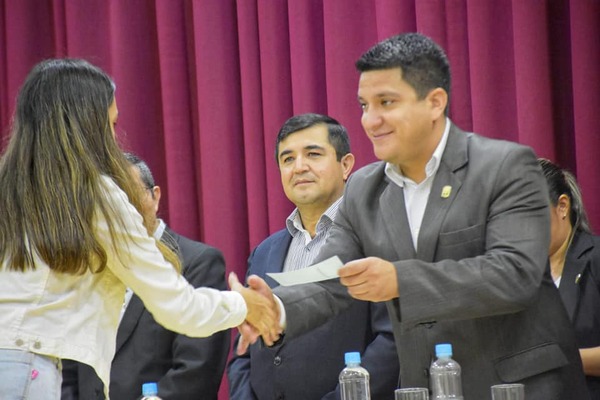 Estudiantes universitarios y instituciones reciben aporte económico de la Gobernación de Itapúa
