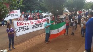Manifestantes exigen renuncia de intendente de Tomás Romero Pereira - Política - ABC Color