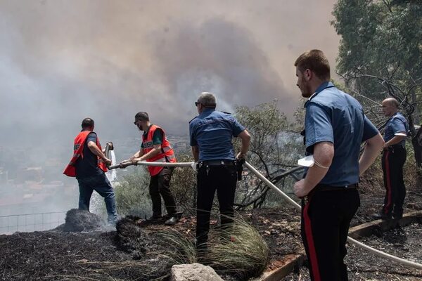 Verano del horror en Europa: siguen incendios sin control en Grecia, Italia y Argelia - Mundo - ABC Color