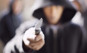 Imputan a joven que amenazó con cuchillo a su expareja y a su bebé