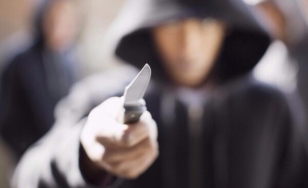 Imputan a joven que amenazó con cuchillo a su expareja y a su bebé