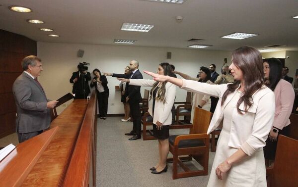 Actuarios judiciales y secretaria de juzgado para Central prestaron juramento de rigor