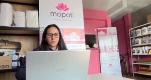 Emprendedora crea su propia empresa de servicio de limpieza