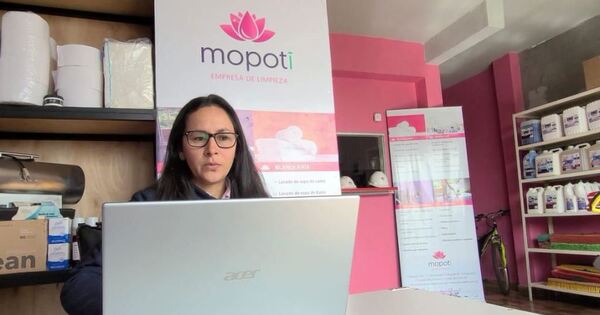 Emprendedora crea su propia empresa de servicio de limpieza