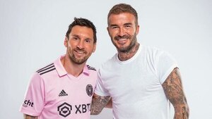 Versus / ¡Le pegó perfecto! David Beckham imitó el tiro libre de Lionel Messi