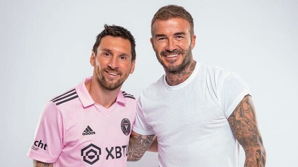 Versus / ¡Le pegó perfecto! David Beckham imitó el tiro libre de Lionel Messi
