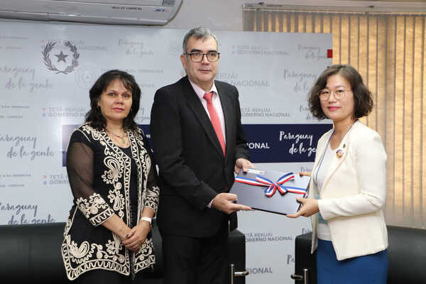 Oficina de Educación de Corea del Sur donó notebooks e impartirá una capacitación a docentes en el uso de las TIC