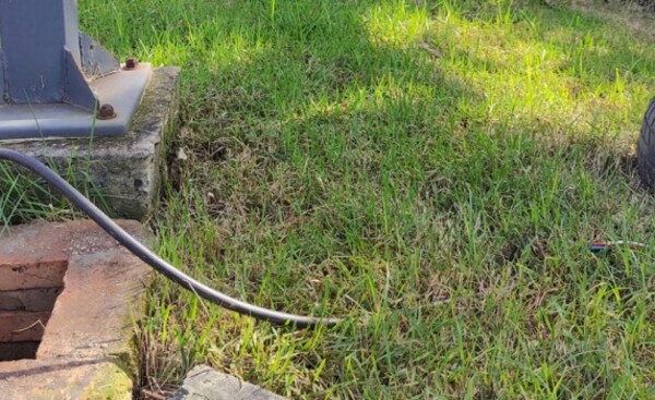 Roban cables en el Parque de Independencia de Pdte. Franco