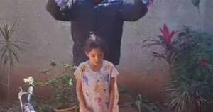 La Nación / ¡Mba´eio!: seguidora de los niños virales de Tacuatí cumplió el sueño a Clarita