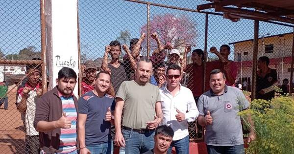 La Nación / El senador Javier Vera visitó a Mbururu en la cárcel de Ciudad del Este