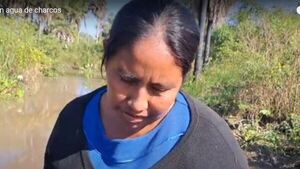 Toda una comunidad indígena bebe agua del charco