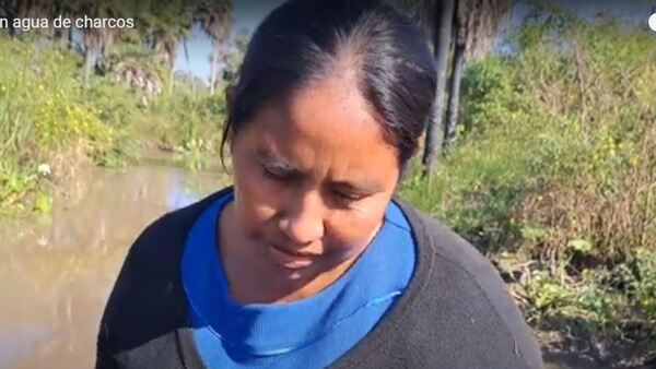Toda una comunidad indígena bebe agua del charco