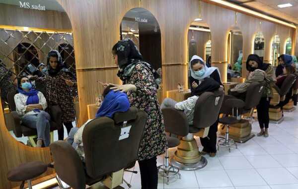 Entra en vigor prohibición de que las peluquerías operen en Afganistán