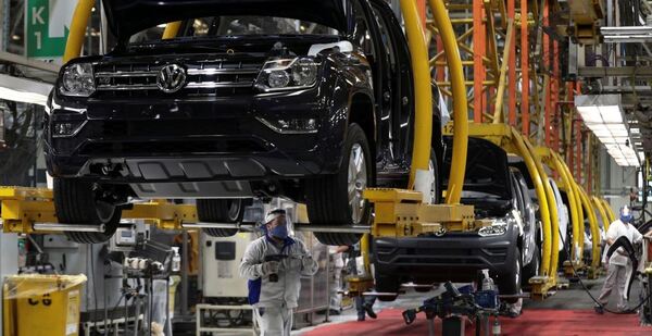 Industria automotriz de Argentina tiembla ante posible aumento de impuesto
