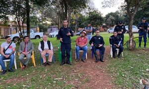 Vecinos se reúnen con director de policía Franco