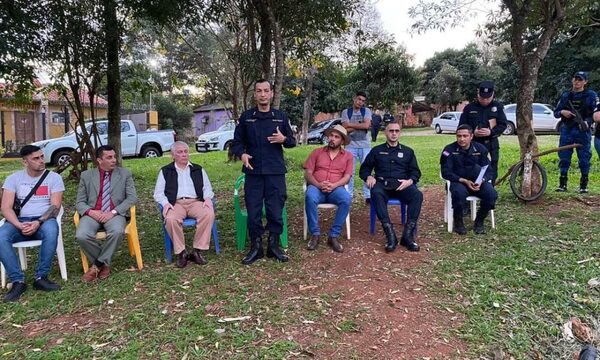 Vecinos se reúnen con director de policía Franco